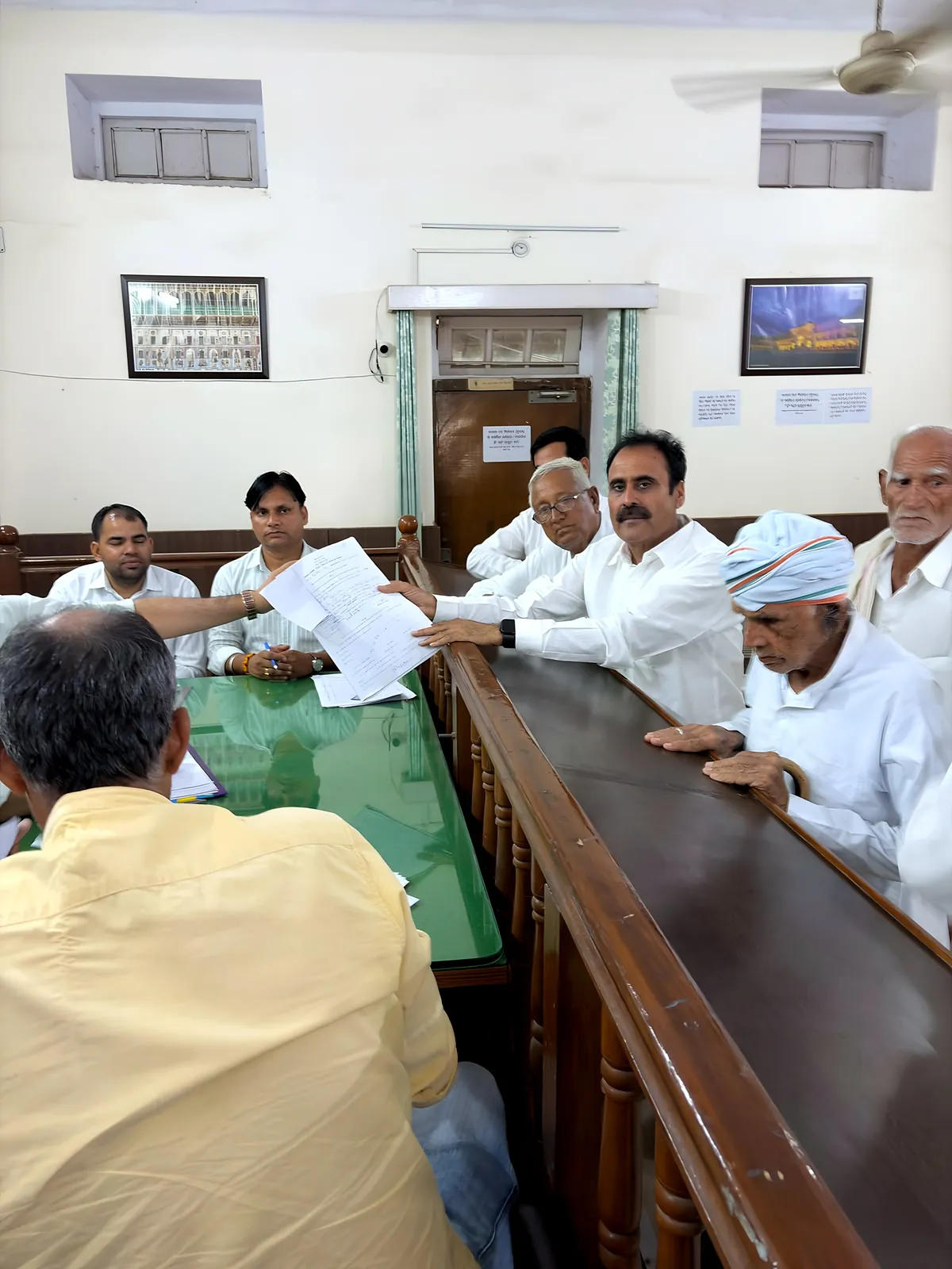 नामांकन के दौरान गांव के वरिष्ठजनों के साथ